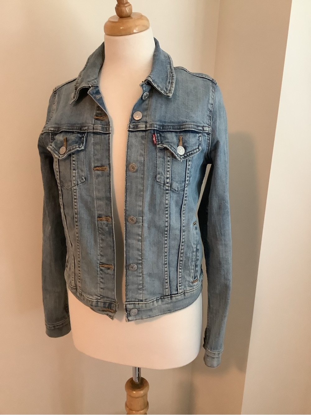 Levi's Light Wash Women's Denim Trucker Jacket